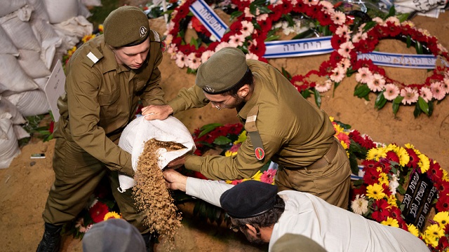 হামাসের হামলায় নিহত এক সেনাকে শেষ বিদায় জানাচ্ছেন ইসরায়েলিরা। ছবি: সংগৃহীত
